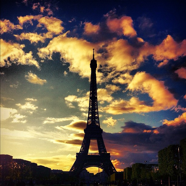 Eiffel-Tower-in-the-Sun-Set-Eiffel-Tower-Instagram